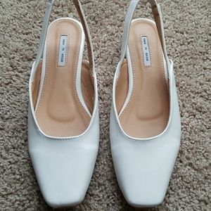 🤗SOLD🤗White Low heels